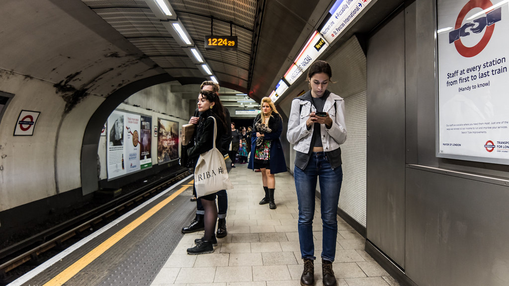 ragazza con smartphone in attesa della metro foto di Ivan Alo'