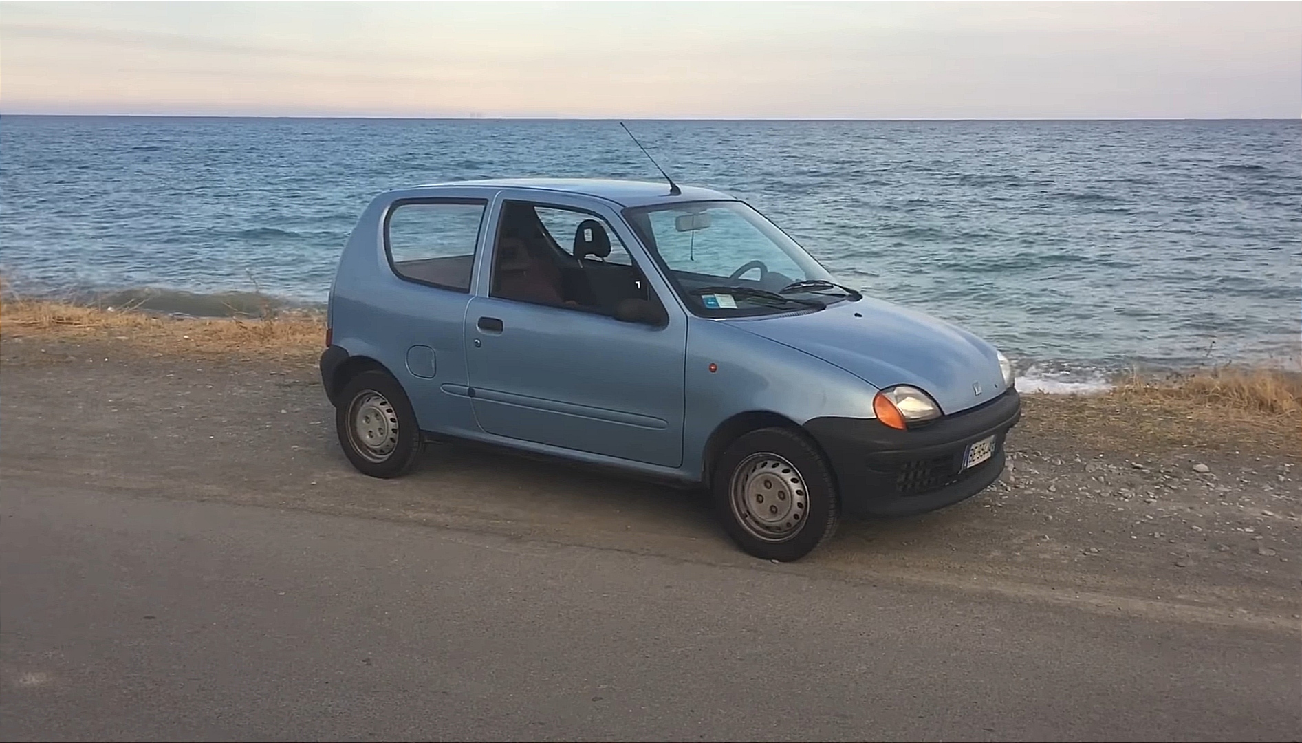 Fotogramma dal video Addio mia Fiat Seicento di YouTubo Anche Io